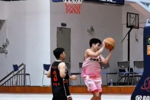 仿佛看到小学的自己！女演员虞书欣投篮使用出扔铅球的手势