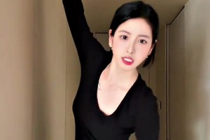 美女搞抽象篮球女主持秋童模仿蜘蛛侠~